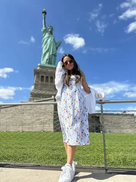 Camila Montreal com a Estátua da Liberdade ao fundo