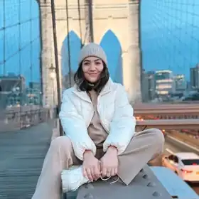 Camila Montreal caminhando em uma ponte de Nova York